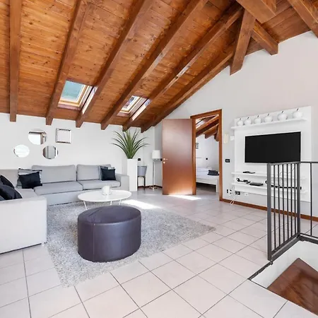 Casacamelia 35, 3 Bdrm With View * Acquaseria